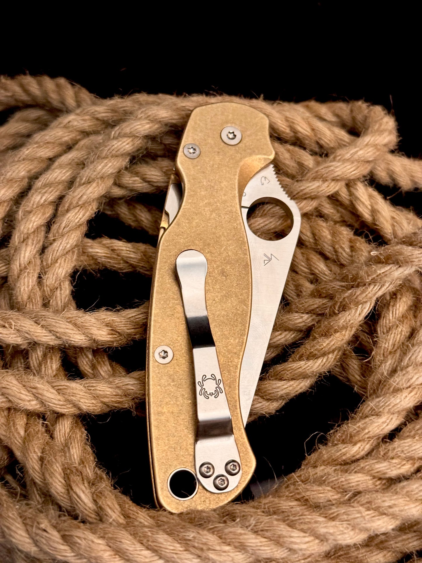 Spyderco Paramilitary 2 “Pin-Up Girl”
