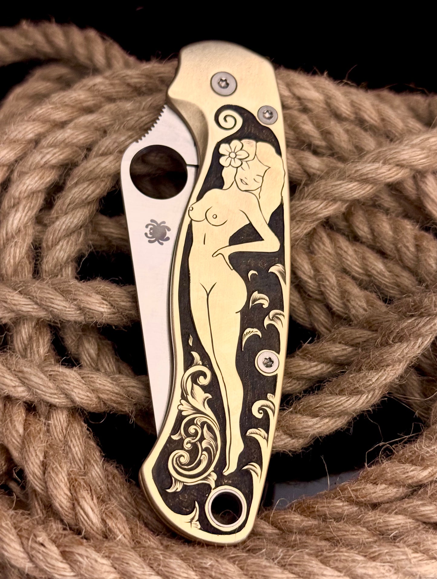 Spyderco Paramilitary 2 “Pin-Up Girl”